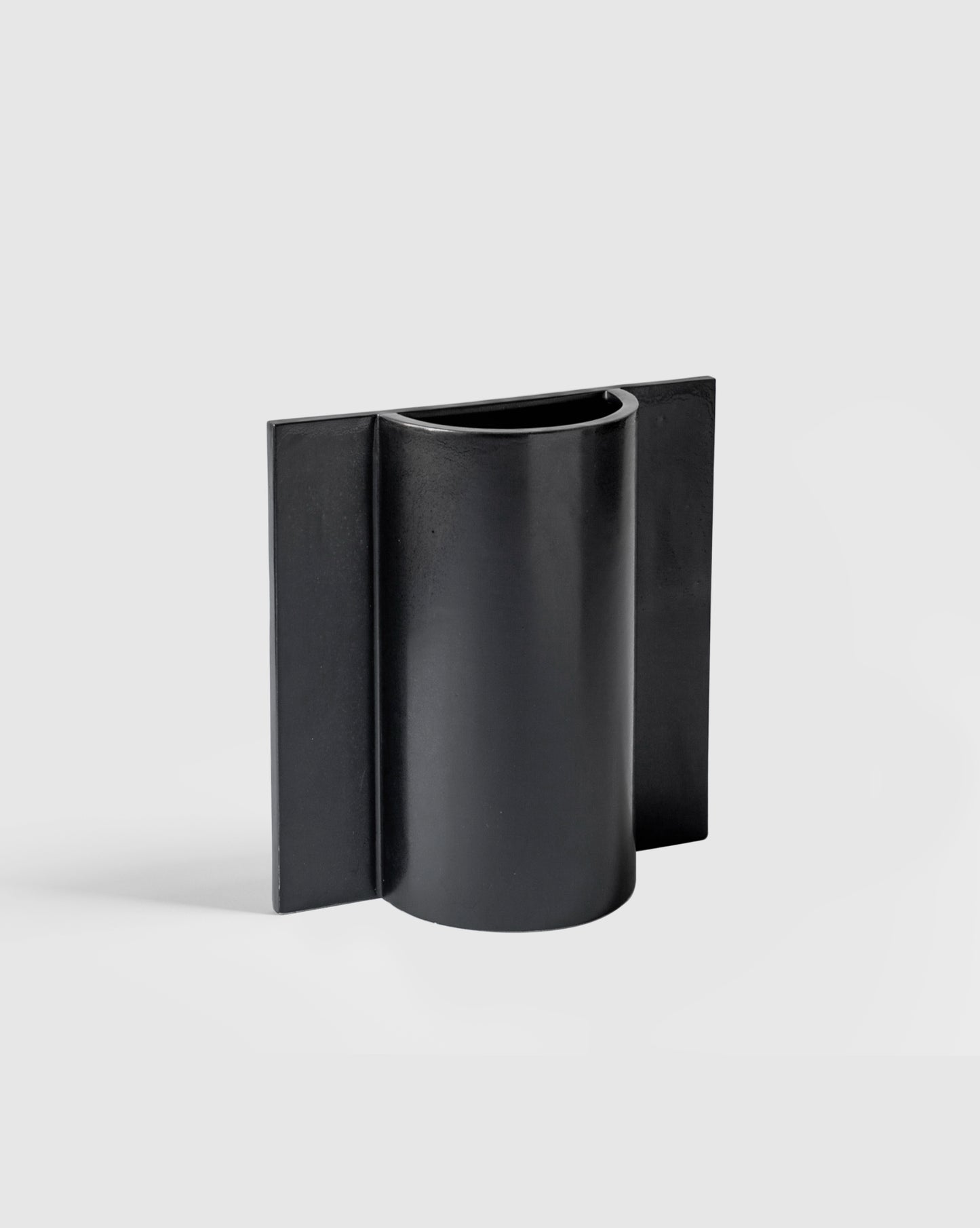 Black ceramic Queen Vase with a matte finish, part of the Kish o Mat collection.