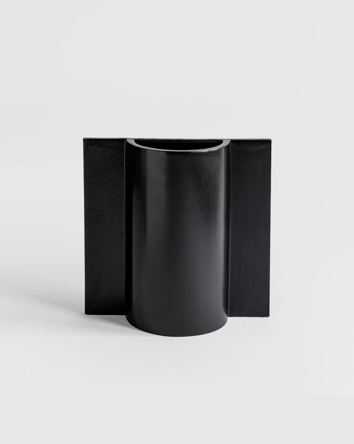 Sleek black Queen Vase with a geometric form from the Kish o Mat collection.