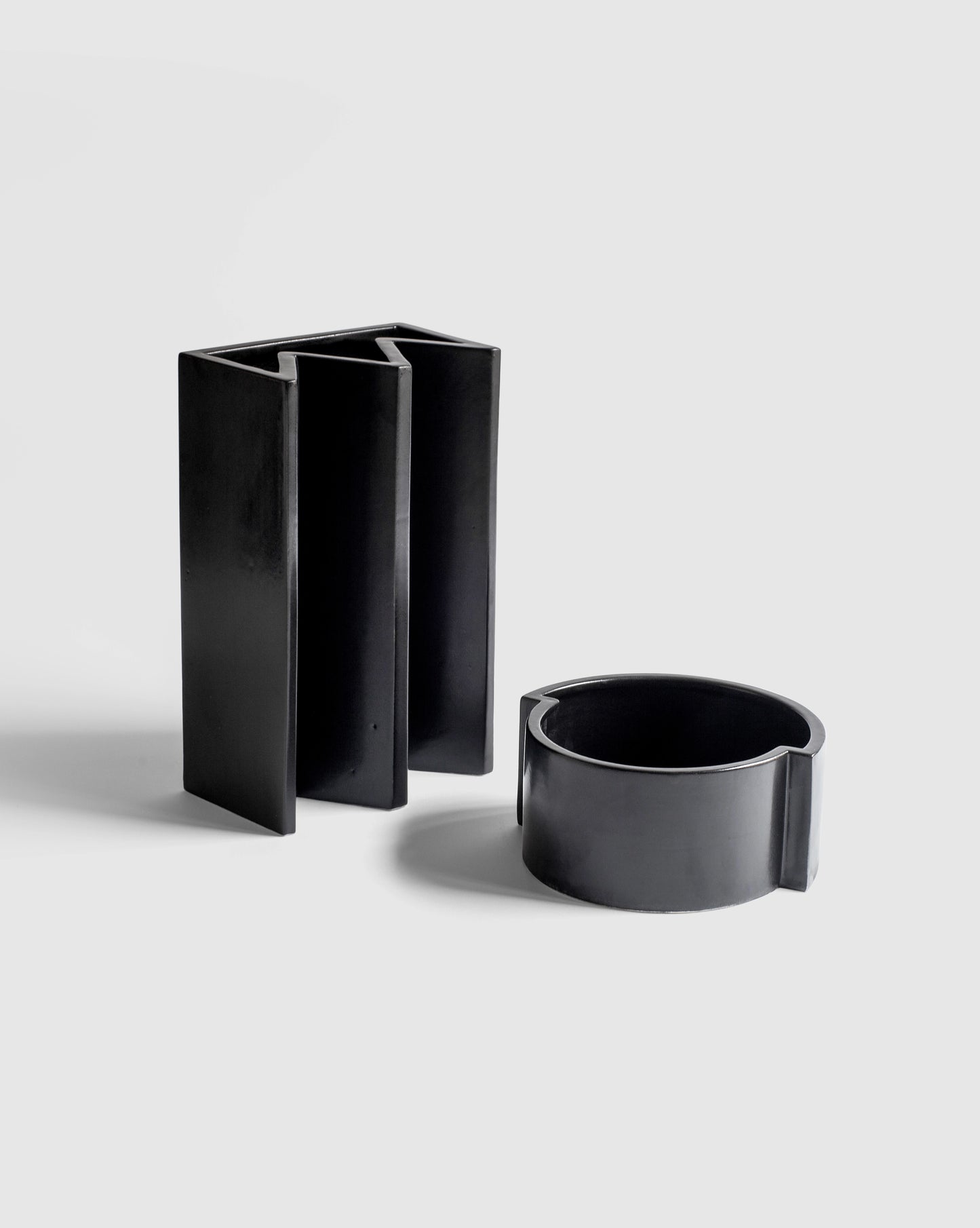 Black ceramic bowl with a modern design from the Kish o Mat collection.