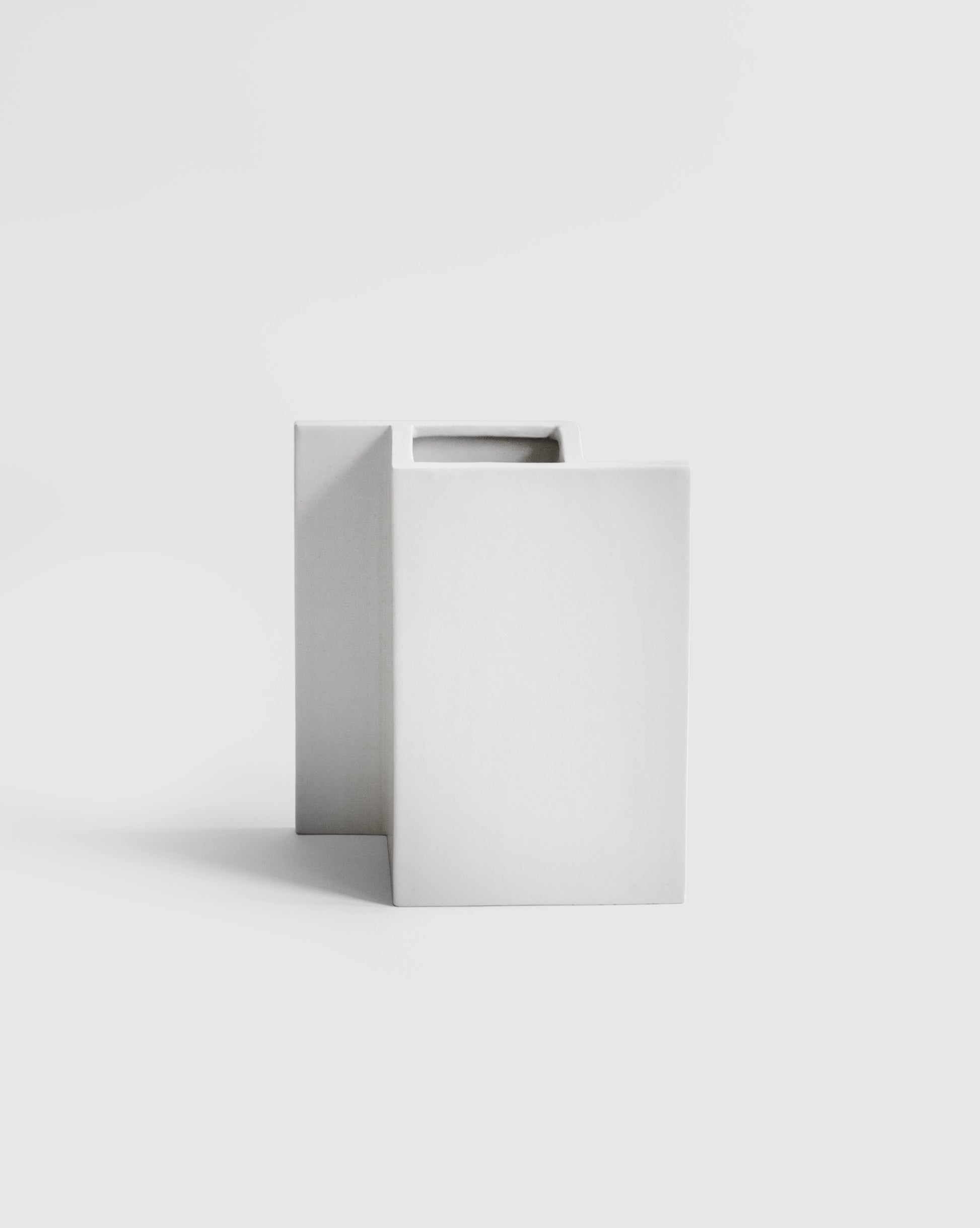 White ceramic Rook Vase with a matte finish, part of the Kish o Mat collection.