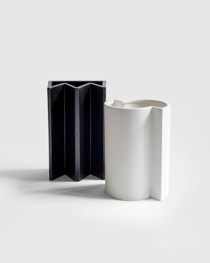 Sleek black King Vase with a white bishop vase with a matte texture from the Kish o Mat collection by Sandro Lopez Milano.