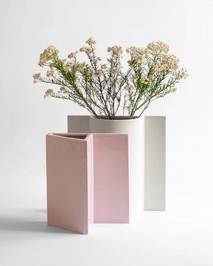 Vase composition featuring the Elegant pink Knight Vase and the white queen vase with flower arrangement, perfect for contemporary decor.