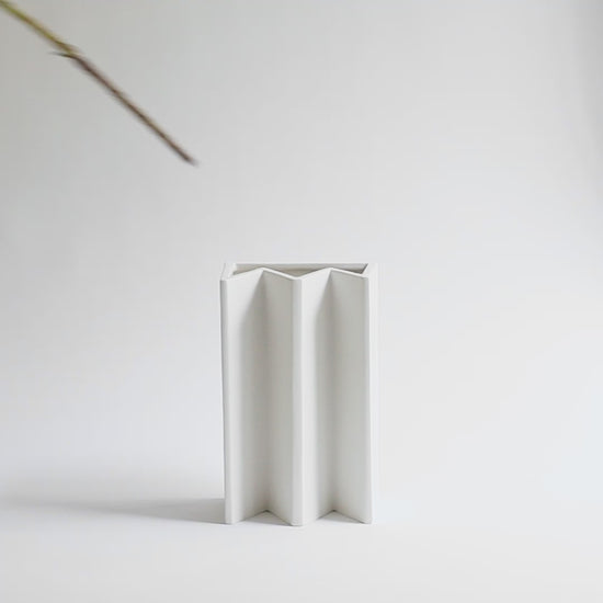 Video of the White ceramic King Vase with a matte finish, part of the Kish o Mat collection by Sandro Lopez Milano.