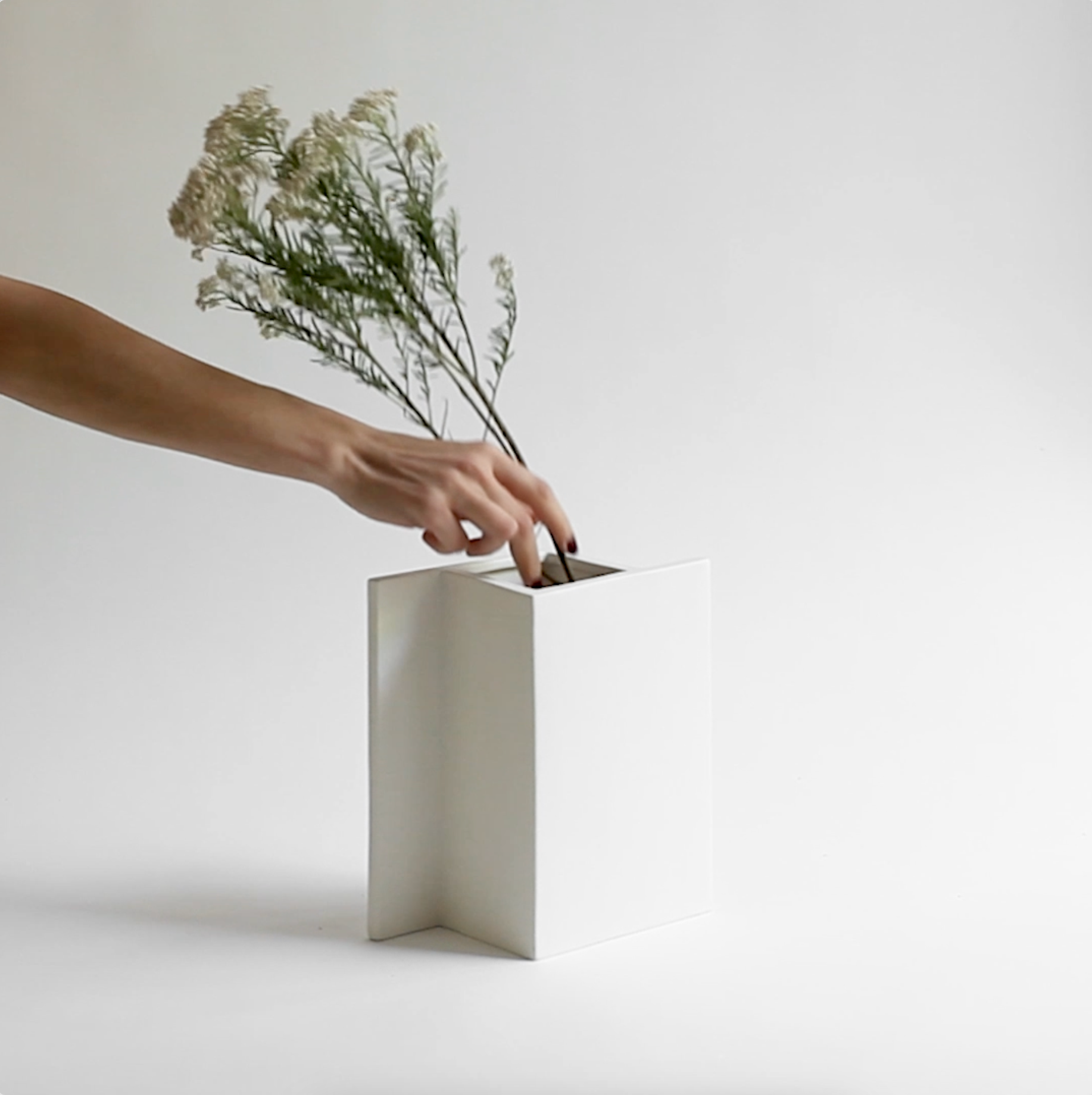 Video of the minimalist white ceramic rook vase by Sandro Lopez Milano.