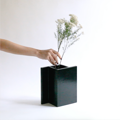 Video presentation of the handcrafted minimalist black rook vase by Sandro Lopez Milano