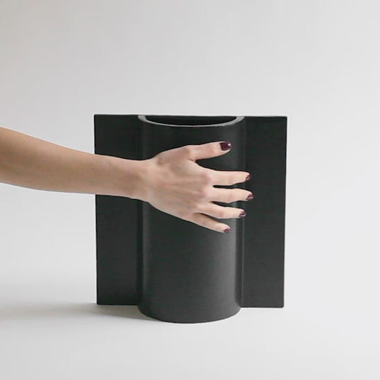 Video presentation of the modern hand made ceramic vase by Sandro Lopez Milano.