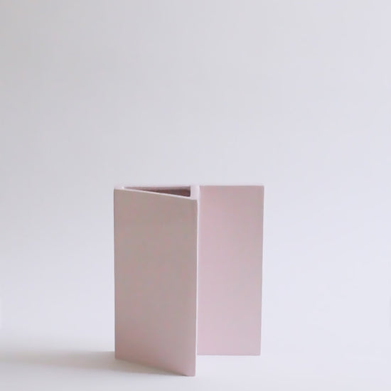 Video of the sleek pink Knight Vase with a geometric form from the Kish o Mat collection handcrafted by Sandro Lopez Milano.