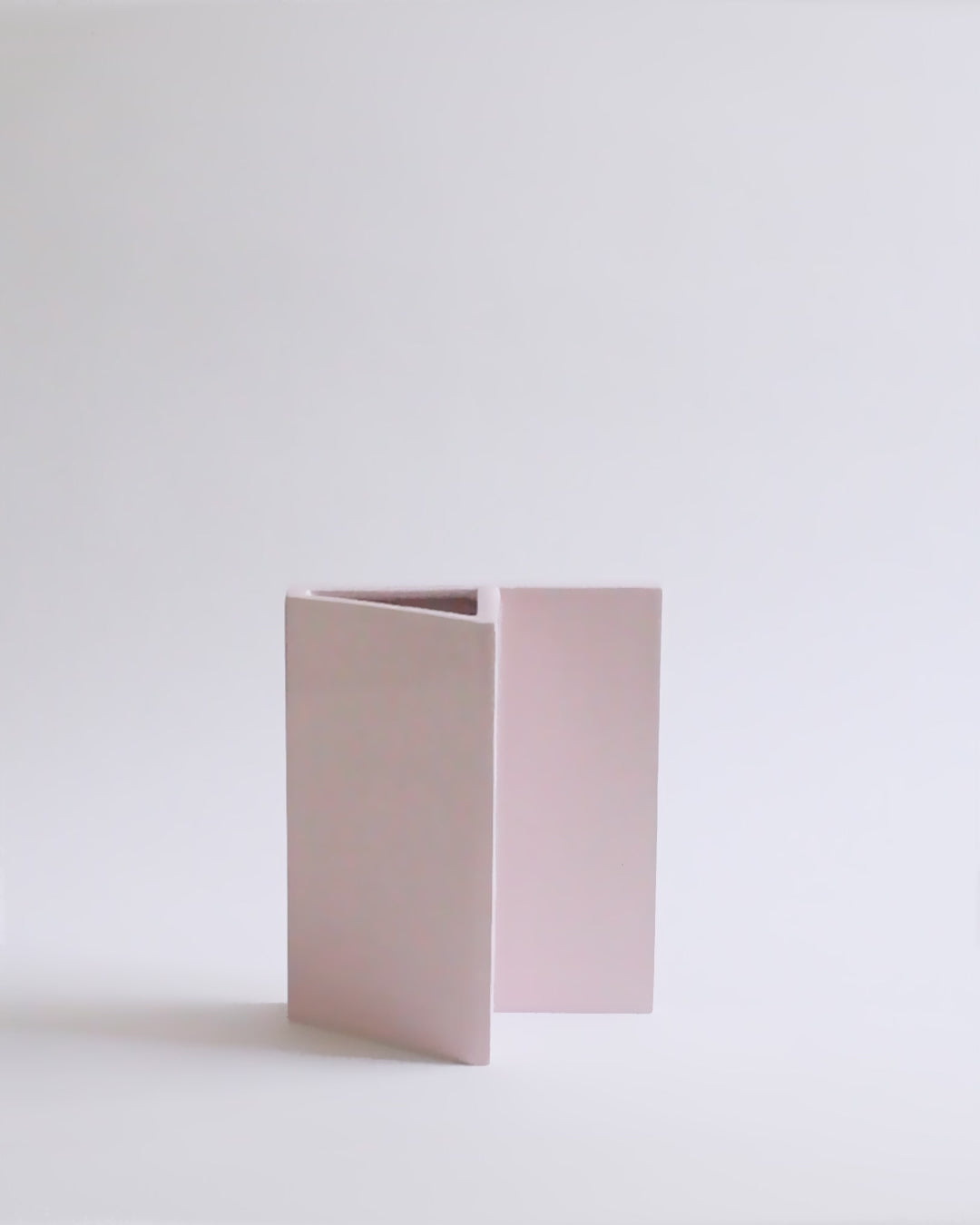 Video of the sleek pink Knight Vase with a geometric form from the Kish o Mat collection handcrafted by Sandro Lopez Milano.