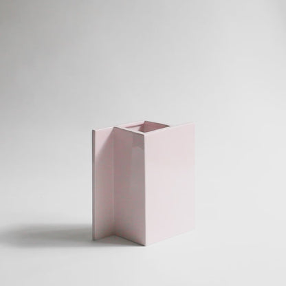 Video showcasing the elegant pink Rook Vase in a minimalist design, perfect for modern home decor handmade in italy.