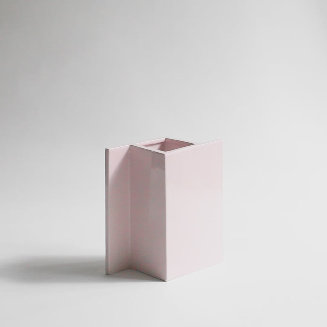 Video showcasing the elegant pink Rook Vase in a minimalist design, perfect for modern home decor handmade in italy.