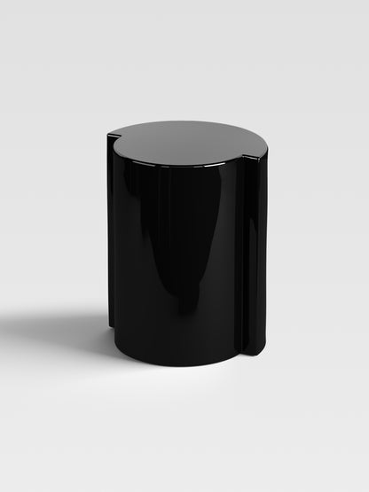 Angled view of Lei in black lacquer, showing artistic curves and premium craftsmanship from Milan’s design culture.